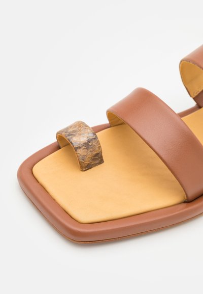 Rejina Pyo LARISSA - Μιουλ - brown