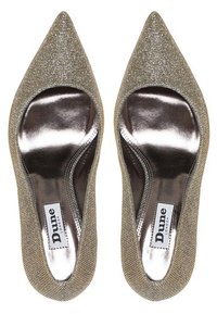 Tacones puntiagudos de brillo dorado con un interior plateado brillante y una textura suave y lisa. Presenta un corte redondeado en los laterales.