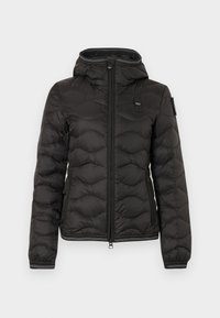 Μαύρο καπιτονέ μπουφάν με κουκούλα, μπροστινό φερμουάρ, πλαϊνές τσέπες και ελαστικά μανσέτα με λευκή διακόσμηση.