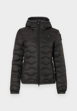 Crna prošivena jakna s kapuljačom, prednjim patentnim zatvaračem, bočnim džepovima i elastičnim manšetama s bijelim obrubom.