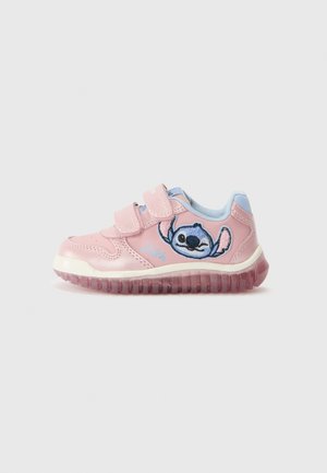 Sneaker rosa per bambini con cinturini in velcro, caratterizzati da un personaggio Stitch ricamato sul lato e una suola trasparente viola.