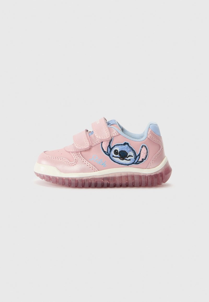 Rosa barne sneakers med borrelåsremmer, med en brodert Stitch-karakter på siden og en gjennomsiktig lilla såle.