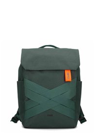 Sac à dos vert avec un rabat, doté de larges bretelles croisées et d'une étiquette d'accent orange. Fabriqué en tissu résistant et texturé.