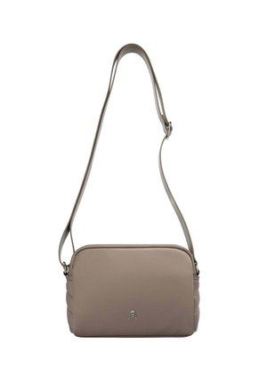 Bolso bandolera rectangular en color topo con correa ajustable y pequeño emblema plateado de calavera y huesos cruzados en el centro frontal.