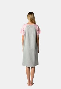 Chemise da notte grigia con maniche raglan rosa, lunghezza al ginocchio, texture in cotone morbido, taglio dritto e orlo arrotondato, vista dal retro.