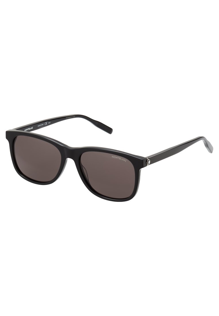 Schwarze Kunststoff-Sonnenbrille mit rechteckigem Gestell, dunkelbraunen Gläsern und schlanken Bügeln. Besitzt ein dezentes Logo am Bügel.