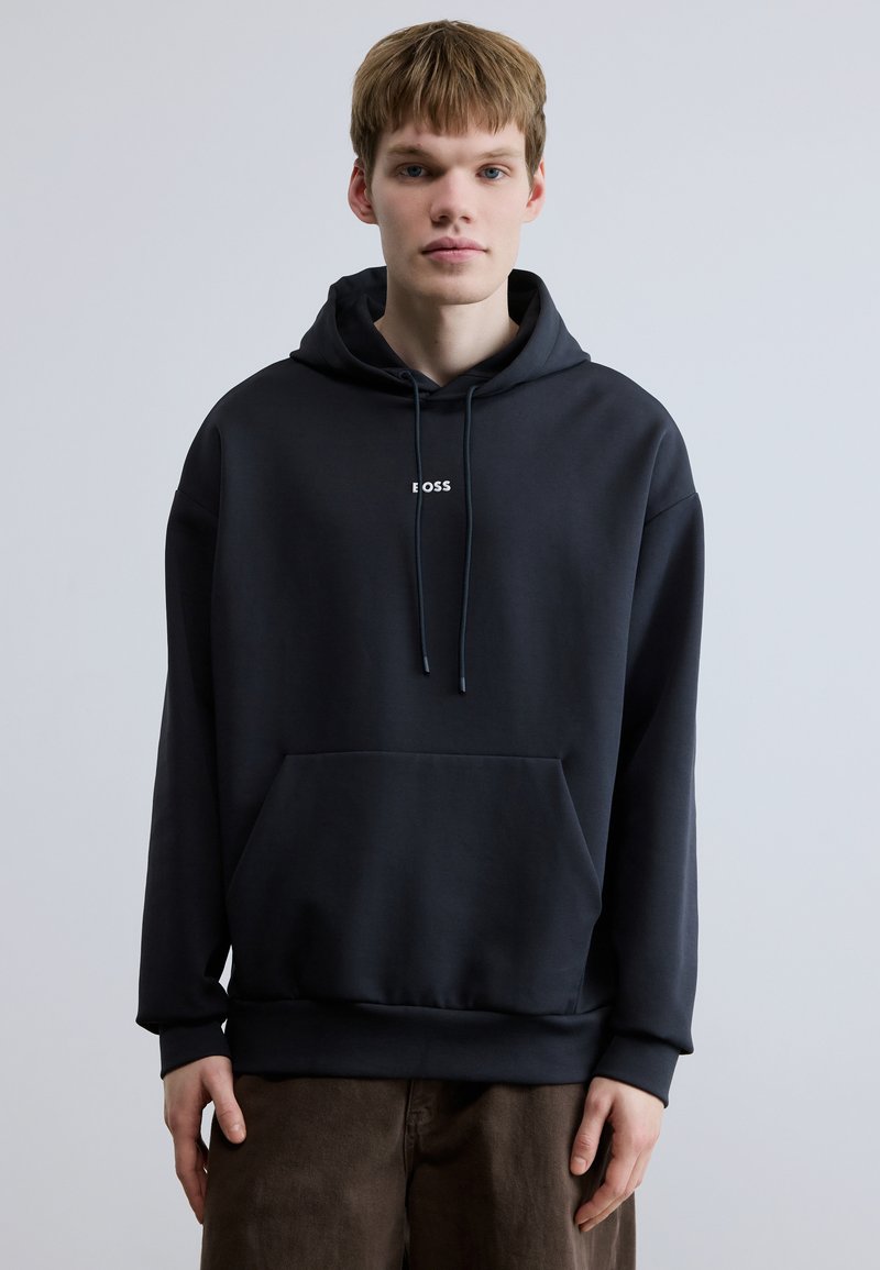 Μαύρο φούτερ με κουκούλα από απαλό ύφασμα, διαθέτει τσέπη καγκουρό, ρυθμιζόμενα κορδόνια και μικρό λογότυπο «BOSS» στο στήθος.