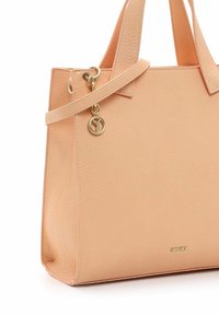 Borsa a mano in pelle texturizzata color pesca chiaro con manici corti, tracolla staccabile, charm circolare dorato e piccolo logo "SURI FREY".