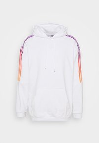 Witte Adidas-hoodie met een zak aan de voorkant, kap met trekkoord en paarse naar oranje verloopstrepen langs de mouwen.