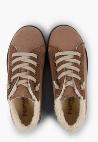 Scarpe in suede marrone con fodera in pelliccia beige, punta rotonda e lacci beige. Presentano occhielli in metallo per una chiusura sicura.