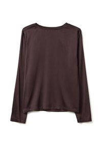 Blusa de seda de manga larga marrón oscuro con cuello redondo, mostrada desde la parte posterior sobre un fondo blanco.