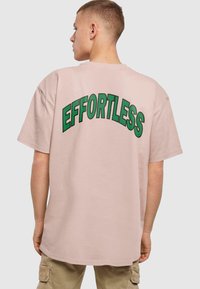 Merchcode ATTITUDE HEAVY - Camiseta estampada - duskrose