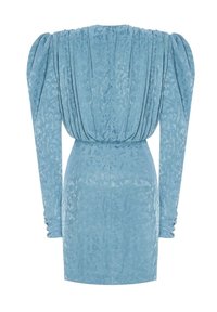 Krótka niebieska sukienka z długimi bufkami, z teksturowanej tkaniny, z plisami na ramionach i w talii, zwężającym się kształtem i dopasowaną sylwetką.