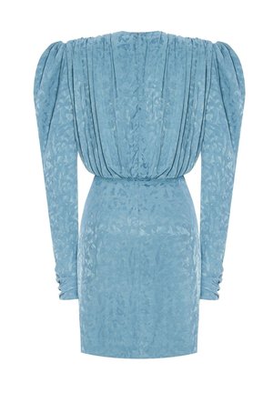Korte blauwe jurk met lange pofmouwen, voorzien van textuurstof en plooien bij de schouders en taille, taps toelopende vorm en een aansluitende silhouette.