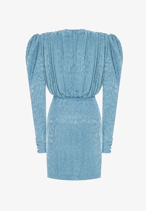 Korte blauwe jurk met lange pofmouwen, voorzien van textuurstof en plooien bij de schouders en taille, taps toelopende vorm en een aansluitende silhouette.