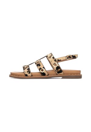 Sandalias planas con estampado de leopardo que cuentan con tres tiras ajustables con detalles en hardware dorado, una plantilla acolchada beige y una suela exterior flexible de color marrón claro.