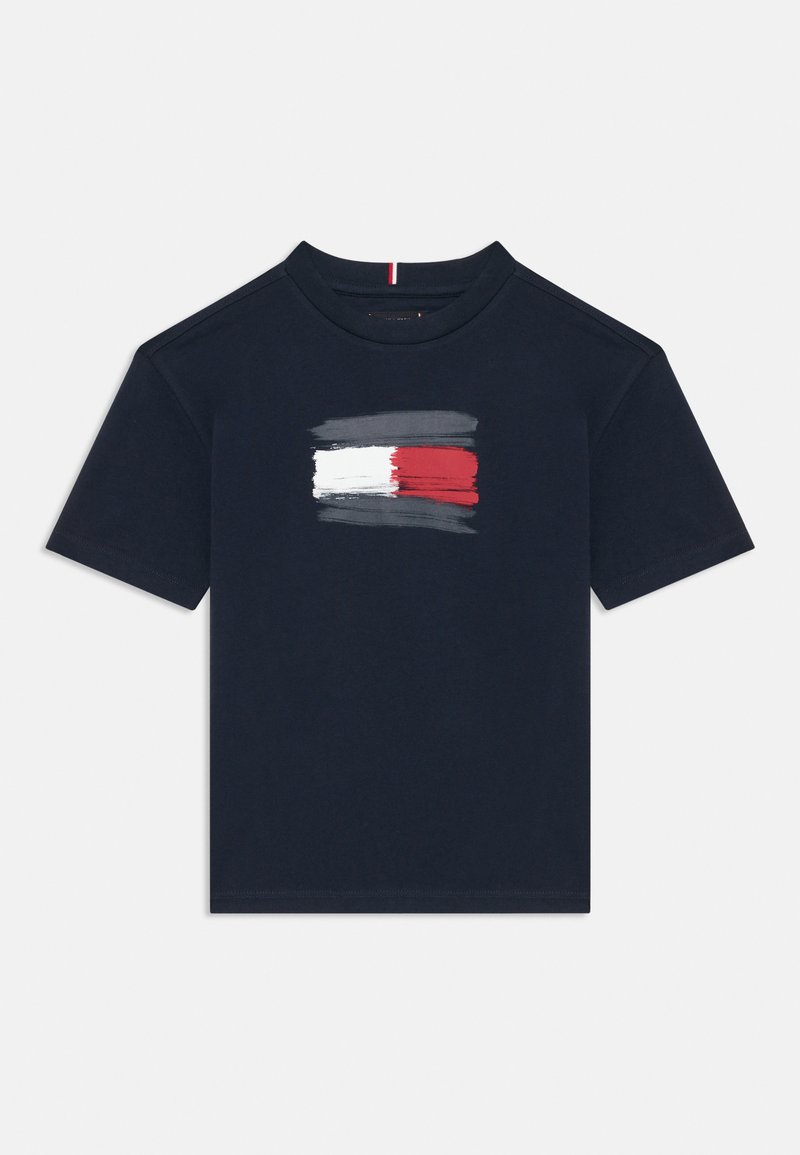 Camiseta de algodón azul marino con un diseño de pinceladas en blanco, rojo y gris en el pecho. Cuello redondo clásico y mangas cortas.