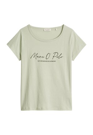Jasnozielona koszulka z krótkim rękawem i okrągłym dekoltem, z czarnym napisem "Marc O’ Polo NATURE MOVES IN HARMONY." na przodzie.