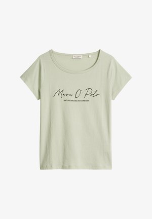 Lichtgroen T-shirt met korte mouwen en ronde hals, met de tekst "Marc O’ Polo NATURE MOVES IN HARMONY." in het zwart gedrukt op de voorkant.