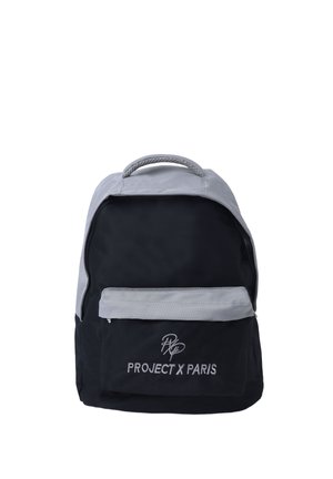 Mochila negra y gris con bolsillo frontal con cremallera y asa superior, con "PROJECT X PARIS" bordado en el bolsillo delantero.