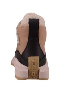 Zapatilla en color durazno y negro con un cuello acolchado, detalle del logo en el lateral, parte superior texturizada y una suela de goma resistente.