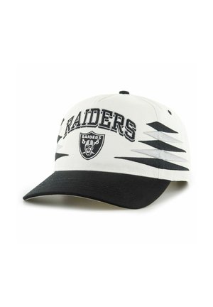 Weiße und schwarze Baseballkappe mit dem Schriftzug "Raiders" und Schild-Logo, mit schwarzen und grauen diagonalen Streifen an den Seiten.