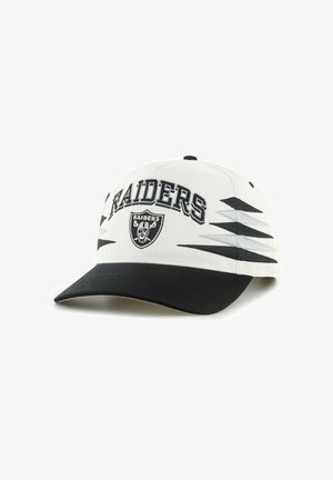 Weiße und schwarze Baseballkappe mit dem Schriftzug "Raiders" und Schild-Logo, mit schwarzen und grauen diagonalen Streifen an den Seiten.