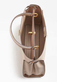 Sac à main en cuir beige avec une finition texturée, deux compartiments, des accessoires dorés et une base douce et froncée. Poignées fines et rondes.