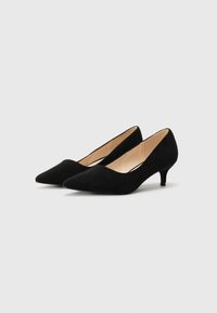 Scarpe con tacco alto in suede nero, con design a punta, tacco kitten basso e una fodera interna liscia.
