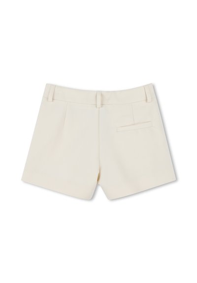 Shorts crème en tissu lisse avec un design ajusté, comportant deux plis à l'avant et une poche arrière unique.