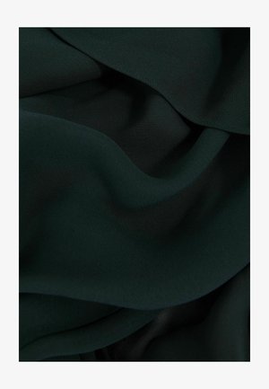 Tamsiai žalia medžiaga su švelniu tekstūra, pasižyminti švelniais raukšlėmis ir lygia površine, kai kuriose vietose parodanti šviesų blizgesį.