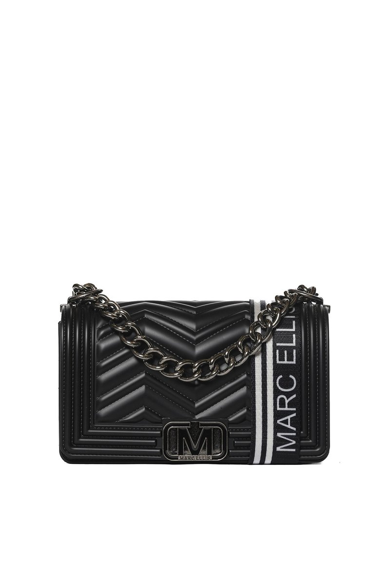Borsa a spalla nera trapuntata con motivo a zigzag, tracolla in catena argentata e un accento a righe con il testo "MARC ELLIN".