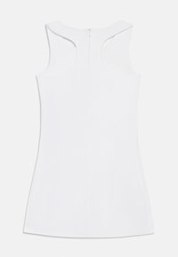 Λευκό αμάνικο φόρεμα με κοψίματα racerback και φερμουάρ στο πίσω μέρος, απλωμένο επίπεδα πάνω σε λευκό φόντο.