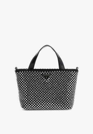Schwarze Tragetasche mit silbernen Diamantnieten, kurzen Griffen und einem dreieckigen Guess-Logo in der Mitte vorne.