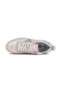 Sneaker grigio chiaro con tomaia in pelle liscia, morbidi dettagli in suede grigio, e particolari rosa pastello, con un tradizionale sistema di allacciatura.