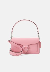 Sac à main en cuir rose au design structuré, doté d'une poignée supérieure et d'une sangle d'épaule ajustable. Détail remarquable : une garniture en forme de C.