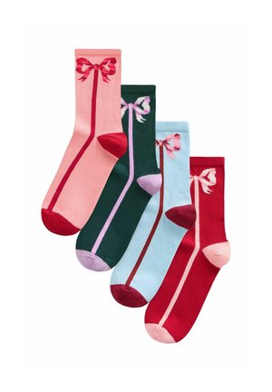 Vier Paare Socken in verschiedenen Farben: Pink, Grün, Blau und Rot. Jedes Paar zeigt ein Schleifendesign und kontrastierende Akzente an Zehen und Ferse.