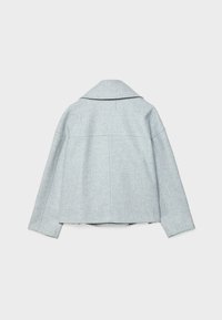 Veste en laine grise avec un large col, des épaules tombantes et une silhouette courte. Présente des lignes épurées et une finition texturée.