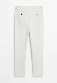 Pantaloni bianchi su misura con una vestibilità slim, dotati di due tasche posteriori con chiusura a bottone nero. Tessuto liscio con un finish fresco.