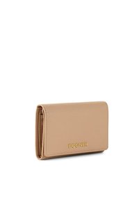Portafoglio in pelle beige con superficie testurizzata, dotato di un logo dorato sul davanti. Progettato con una forma compatta e pieghevole.