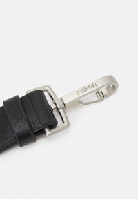 Czarny skórzany pasek z metalowym zapięciem w kolorze srebrnym, z wytłoczonym logo "ESPRIT", prezentujący teksturowane wykończenie i prostokątny kształt klamry.