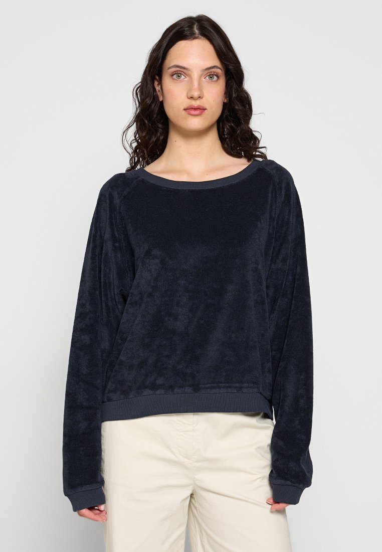Marineblaues Fleece-Sweatshirt mit lockerer Passform, rundem Ausschnitt und gerippten Bündchen. Weicher Stoff mit dezentem Glanz und ohne sichtbare Muster.