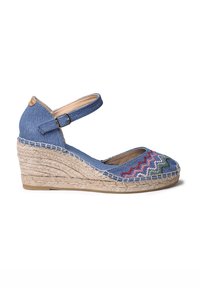 Blå canvas kilklack espadrillo med en ankelsnodd, som har färgglada broderade zigzagmönster och en sula av juterep.