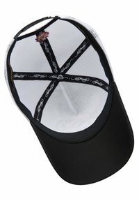 Svart keps med en solid framsida, vita nät-sidor och en platt skärm. Inuti finns svarta remmar med vit text och en rund metall-knäppning.