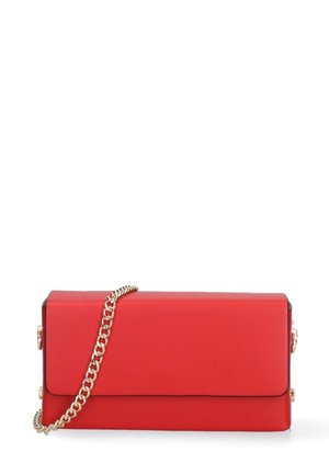 Clutch bag in pelle rossa con tracolla in catena dorata, forma rettangolare, texture liscia, chiusura a patta e bordo nero.