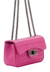 Borsa a tracolla in pelle intrecciata rosa con una catenina in tonalità argento, forma rettangolare, chiusura a patta e un accento metallico anteriore.