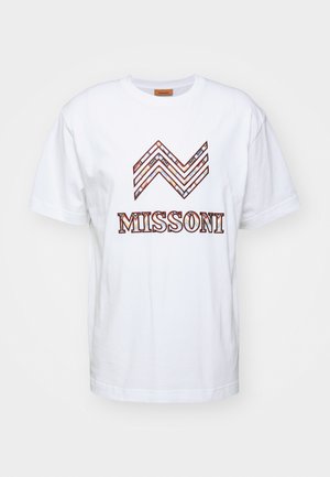 Bílá bavlněná tričko s multibarevným cik-cak vzorem nad slovem "MISSONI" v tučném, stylizovaném písmu. Design s kulatým výstřihem.