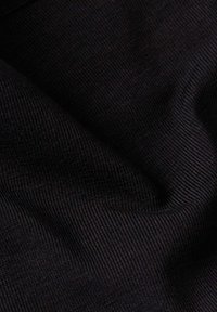 Črn tekstil z rebrasto teksturo, ki ima gladke, enakomerne linije in rahlo sijaj, ter prikazuje gube in drape.