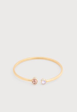 Bracelet jonc ouvert en or avec des pierres précieuses ovales roses et rondes violettes serties à chaque extrémité ouverte sur un fond blanc uni.