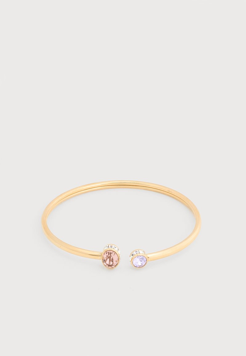 Ανοιχτό βραχιόλι από χρυσό με οβάλ ροζ και στρογγυλά μοβ πολύτιμους λίθους που είναι τοποθετημένοι σε κάθε ανοιχτό άκρο, σε απλό λευκό φόντο.